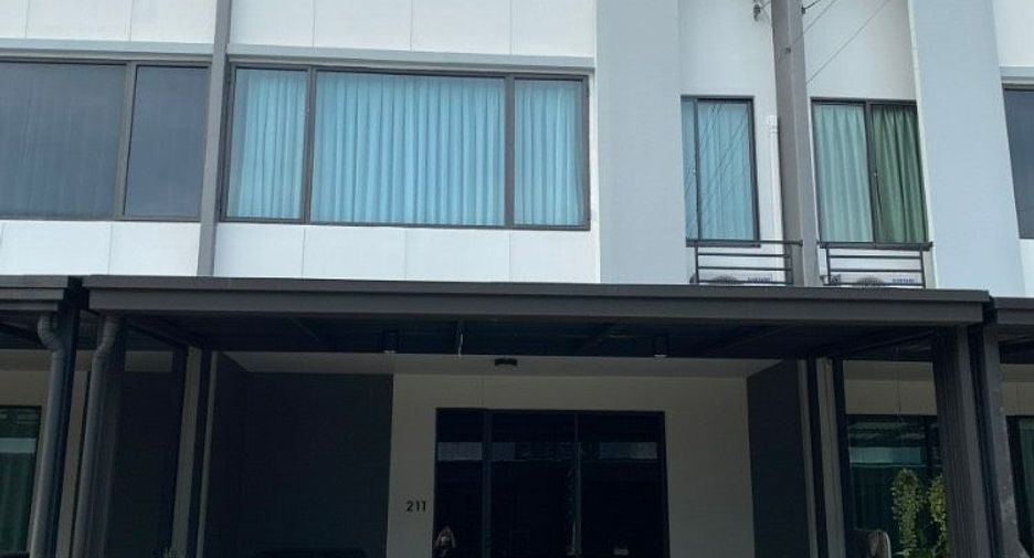 Casa adosada en alquiler de 3 habitaciones en Prawet, Bangkok