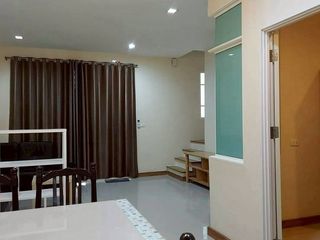 Casa adosada en alquiler de 4 habitaciones en Prawet, Bangkok