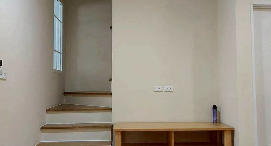 Casa adosada en alquiler de 4 habitaciones en Prawet, Bangkok