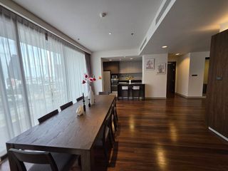 À louer 4 chambres appartement avec services à Khlong Toei, Bangkok