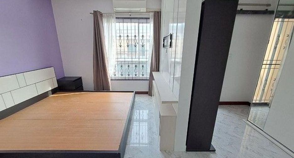 For rent 3 bedrooms townhouse in Suan Luang, Bangkok