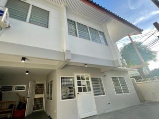 Casa en alquiler de 5 habitaciones en Huai Khwang, Bangkok