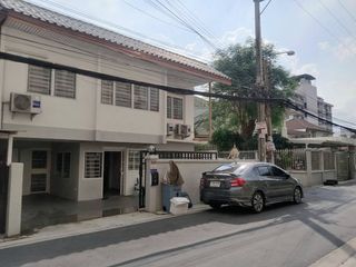 Casa en alquiler de 5 habitaciones en Huai Khwang, Bangkok