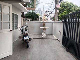 Casa en alquiler de 5 habitaciones en Huai Khwang, Bangkok