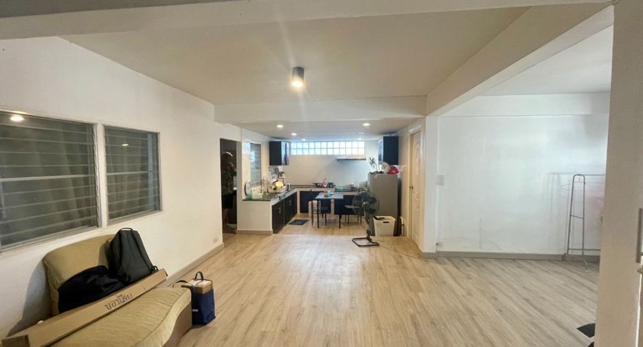 Casa en alquiler de 5 habitaciones en Huai Khwang, Bangkok