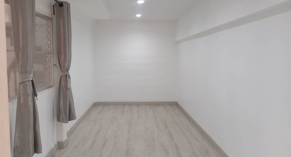 Casa en alquiler de 5 habitaciones en Huai Khwang, Bangkok