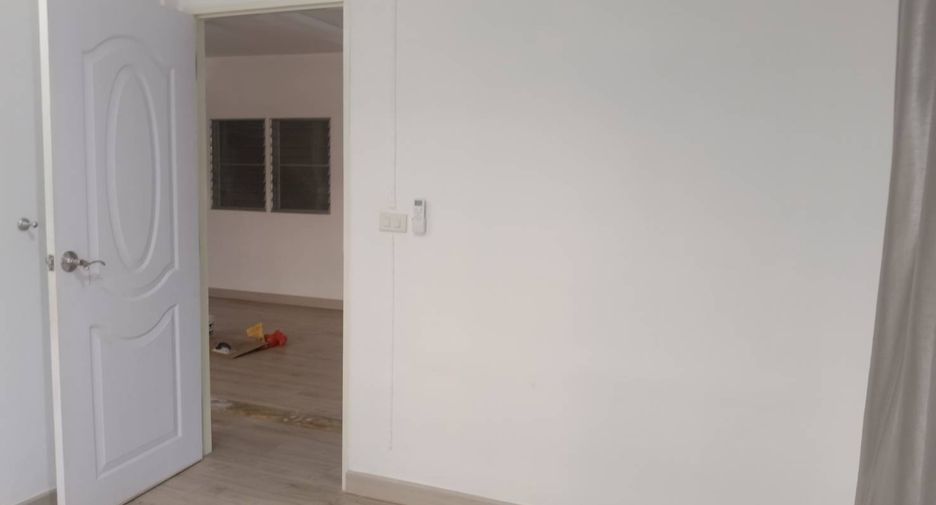 Casa en alquiler de 5 habitaciones en Huai Khwang, Bangkok