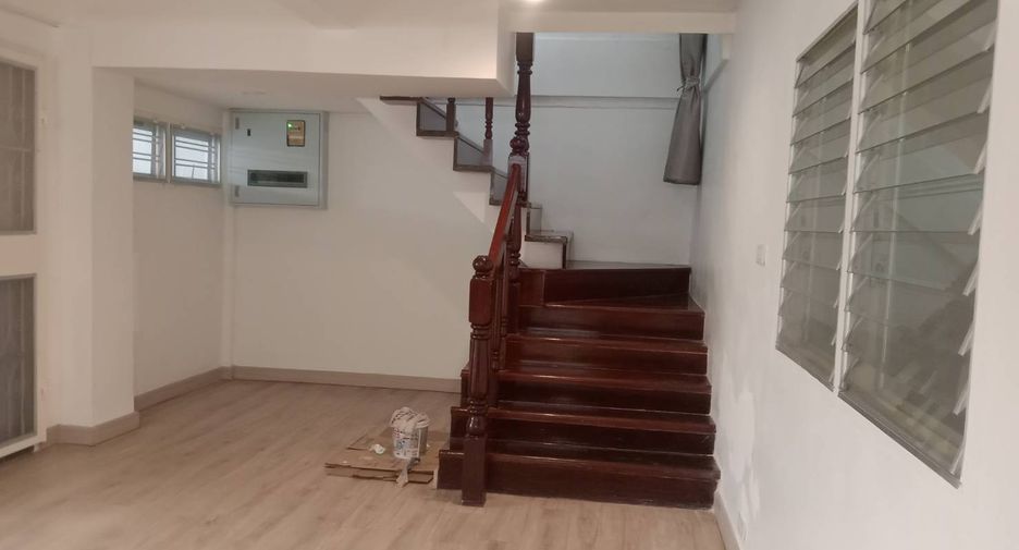 Casa en alquiler de 5 habitaciones en Huai Khwang, Bangkok