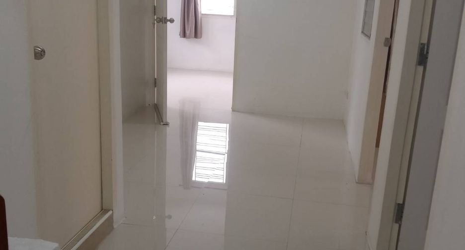 Casa en alquiler de 5 habitaciones en Huai Khwang, Bangkok