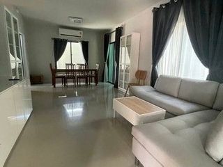 For rent 5 bedrooms house in Lam Luk Ka, Pathum Thani