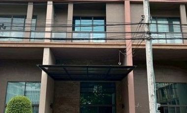Casa en alquiler de 3 habitaciones en Chatuchak, Bangkok