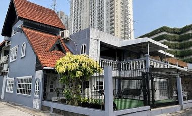 Haus zur Miete mit 5 Zimmer in Khlong Toei, Bangkok