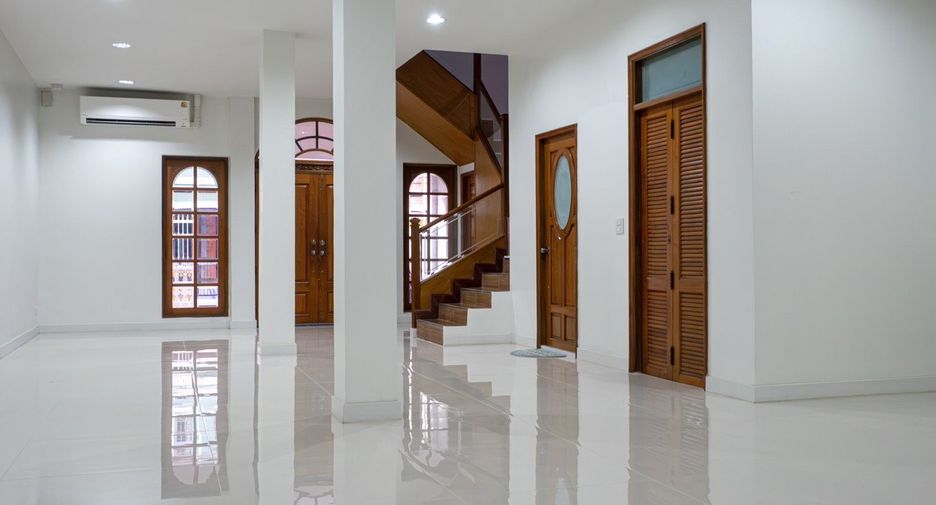 À louer 6 chambres maison à Yan Nawa, Bangkok