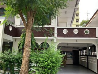 Casa en alquiler de 3 habitaciones en Huai Khwang, Bangkok