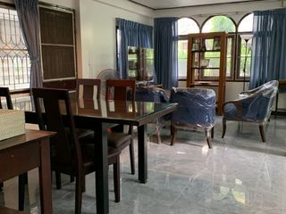 Casa en alquiler de 3 habitaciones en Huai Khwang, Bangkok