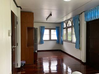 Casa en alquiler de 3 habitaciones en Huai Khwang, Bangkok