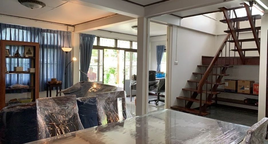 Casa en alquiler de 3 habitaciones en Huai Khwang, Bangkok