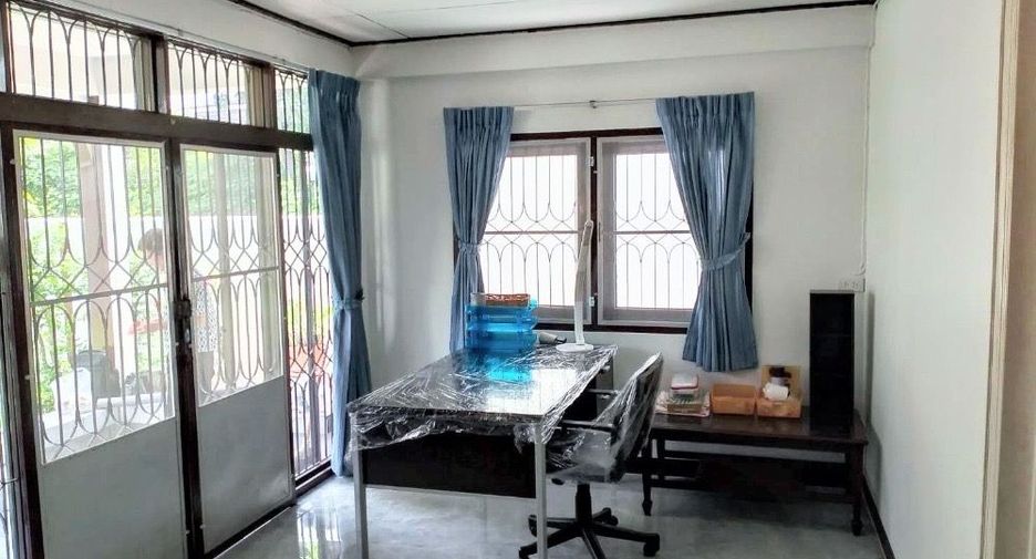 Casa en alquiler de 3 habitaciones en Huai Khwang, Bangkok