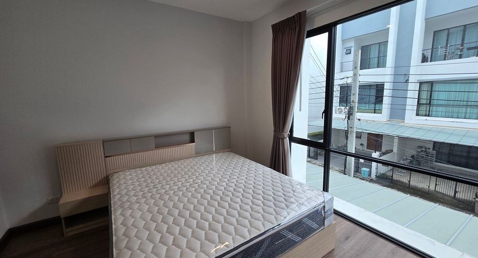 Reihenhaus zur Miete mit 3 Zimmer in Phra Khanong, Bangkok