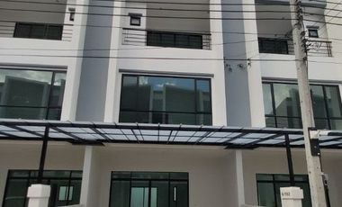 Reihenhaus zur Miete mit 3 Zimmer in Phra Khanong, Bangkok