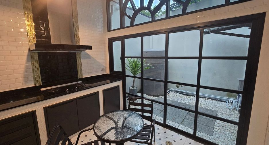 Reihenhaus zur Miete mit 3 Zimmer in Phra Khanong, Bangkok