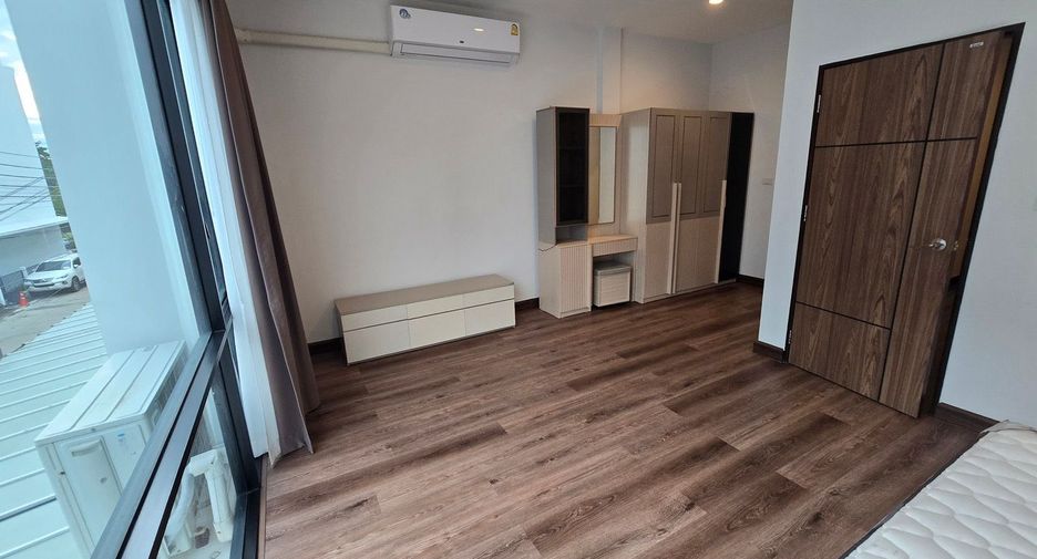 Reihenhaus zur Miete mit 3 Zimmer in Phra Khanong, Bangkok