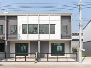 For rent 3 bedrooms townhouse in Saphan Sung, Bangkok