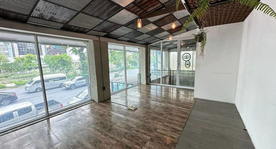For rent retail Space in Bang Rak, Bangkok