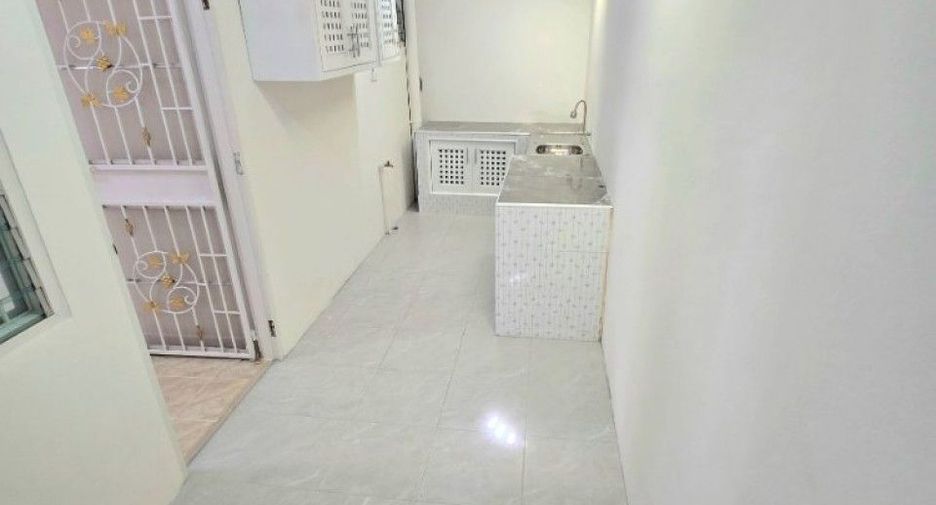 Casa adosada en venta de 3 habitaciones en Phra Samut Chedi, Samut Prakan