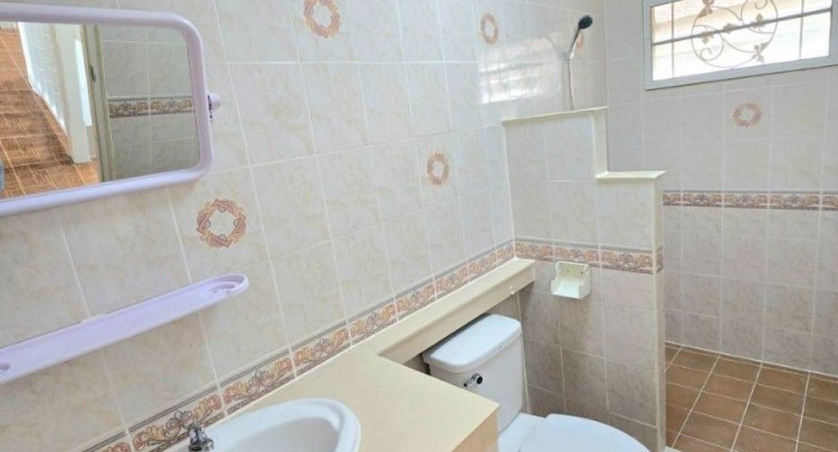 Casa adosada en venta de 3 habitaciones en Phra Samut Chedi, Samut Prakan