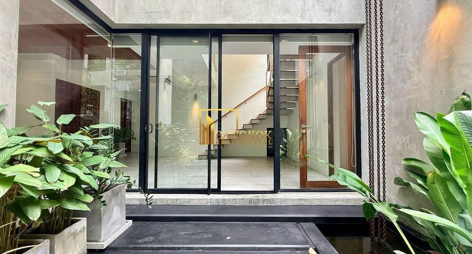 For rent 2 bedrooms house in Khlong Toei, Bangkok