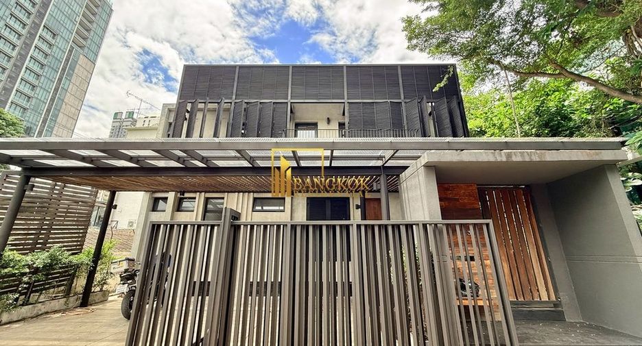For rent 2 bedrooms house in Khlong Toei, Bangkok