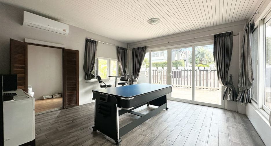 À louer et à vendre 5 chambres villa à Bang Lamung, Chonburi