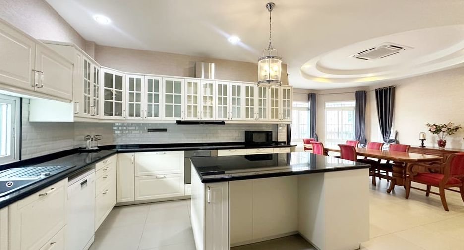 À louer et à vendre 5 chambres villa à Bang Lamung, Chonburi