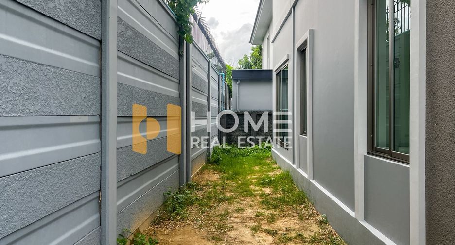 For sale 4 bedrooms house in Saphan Sung, Bangkok