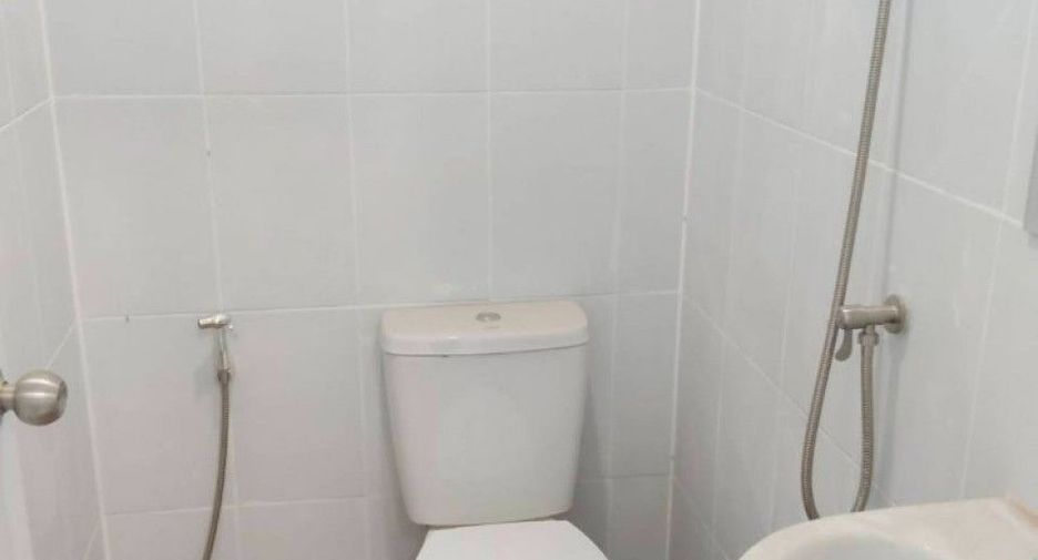 出售 2 卧室 商业空间 在 Ban Bueng, Chon Buri