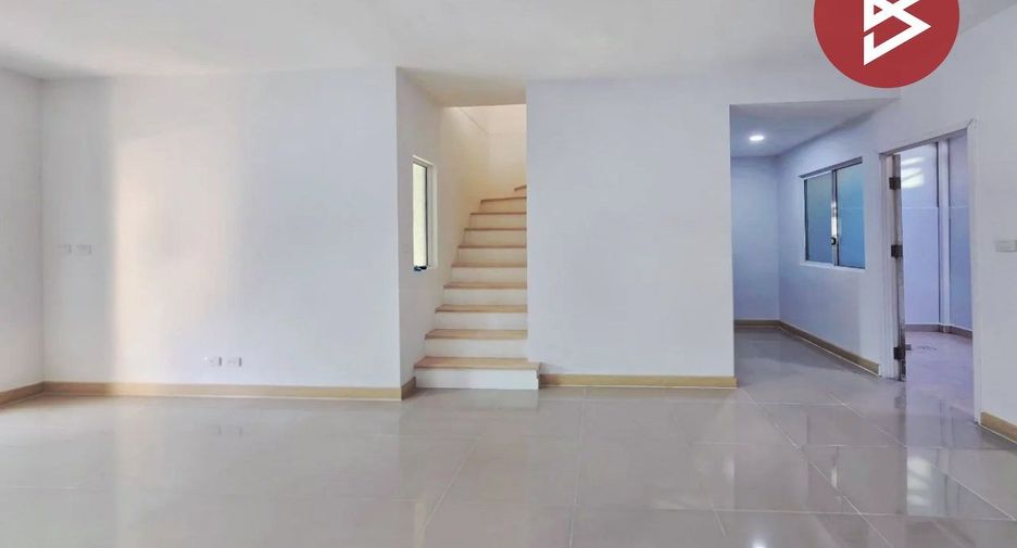 Casa adosada en venta de 3 habitaciones en Bang Phli, Samut Prakan