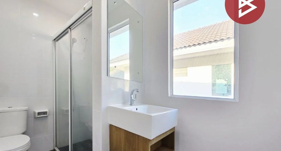 Casa adosada en venta de 3 habitaciones en Bang Phli, Samut Prakan