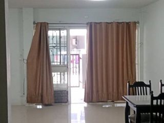 À vendre 3 chambres maison de ville à Nakhon Chai Si, Nakhon Pathom