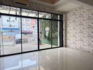 Local comercial en alquiler y en venta de 3 habitaciones en Bang Yai, Nonthaburi