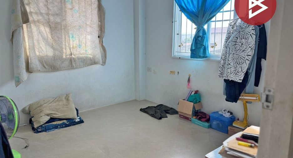 Casa adosada en venta de 3 habitaciones en Bang Pakong, Chachoengsao