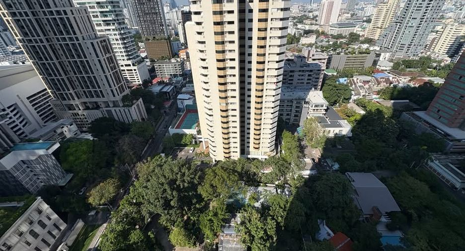 For rent 2 bedrooms condo in Khlong Toei, Bangkok