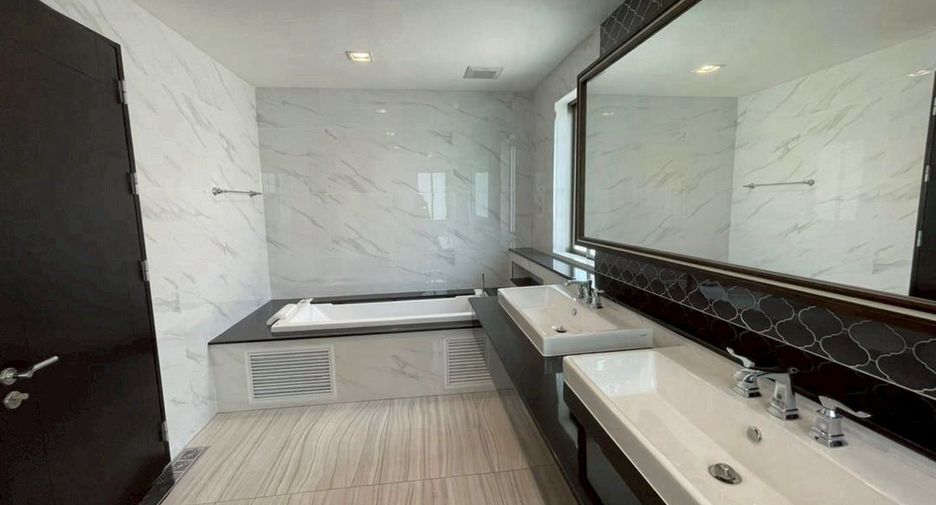 Casa en alquiler y en venta de 4 habitaciones en Lat Krabang, Bangkok