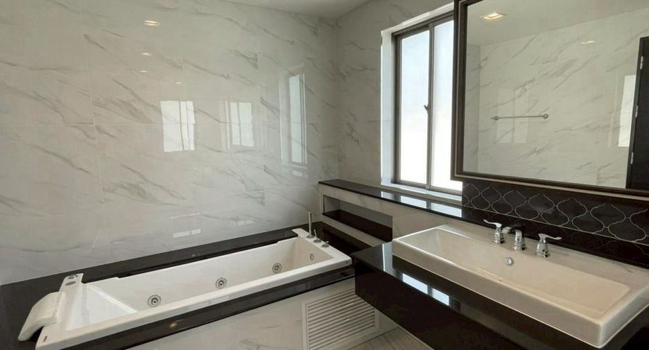 Casa en alquiler y en venta de 4 habitaciones en Lat Krabang, Bangkok