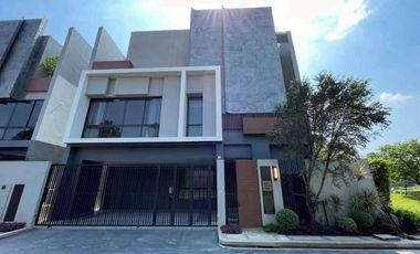 Casa en alquiler de 4 habitaciones en Bang Kapi, Bangkok