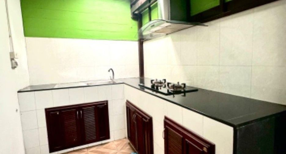 Casa adosada en venta de 3 habitaciones en Phra Samut Chedi, Samut Prakan