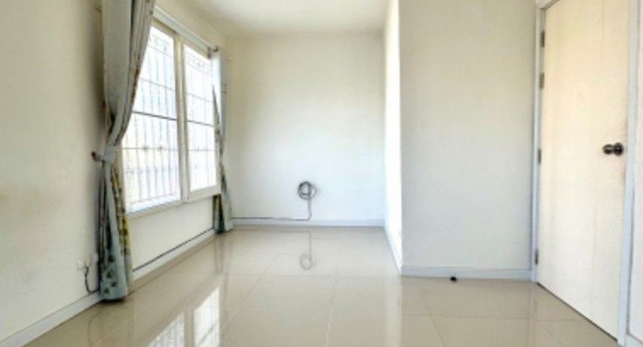 Casa adosada en venta de 3 habitaciones en Phra Samut Chedi, Samut Prakan