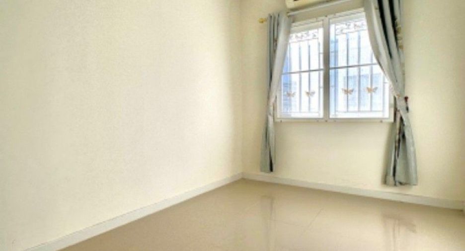 Casa adosada en venta de 3 habitaciones en Phra Samut Chedi, Samut Prakan