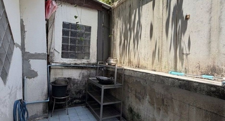 出售 6 卧室 联排别墅 在 Lam Luk Ka, Pathum Thani