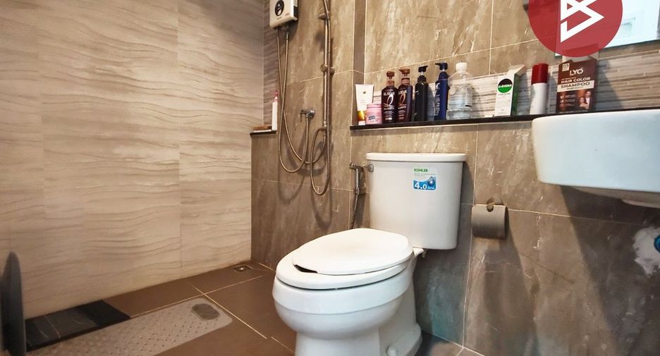 For sale 4 bedrooms townhouse in Mueang Samut Prakan, Samut Prakan
